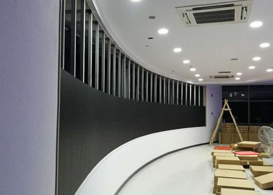 Οι τηλεοπτικές ψείρες τοίχων P2.5 900 των εύκαμπτων οδηγήσεων HD υψηλές αναζωογονούν την μπροστινή συντήρηση πρόσβασης